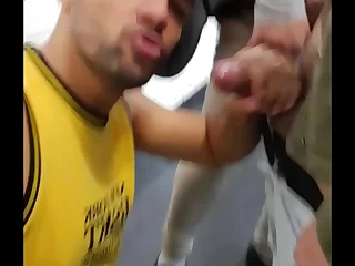 MAMADOR CHUPANDO VARIOS MACHOS NO WC DO TERMINAL DE ÔNIBUS- COMPLETOS NO SHEER.COM.