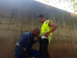 Trabalhadores transando escondido atrás da obra no horário de trabalho