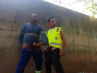 Trabalhadores transando escondido atrás da obra no horário de trabalho