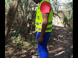 Meu colega de trabalho me filmou mijando